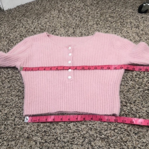 Francesca’s Collection Cropped Sweater Size Small Fuzzy Eyelash Pink Pearl - Picture 7 of 9